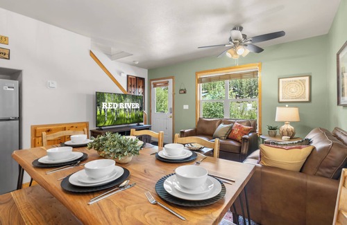 Red River Cabin | Riverfront! "River Retreat Cabin #3" In Town, Pet friendly, WIFI