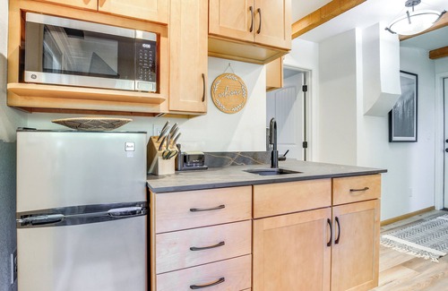 Sandy Apartment | Riverfront Sandy Retreat, Fish & Kayak On-Site