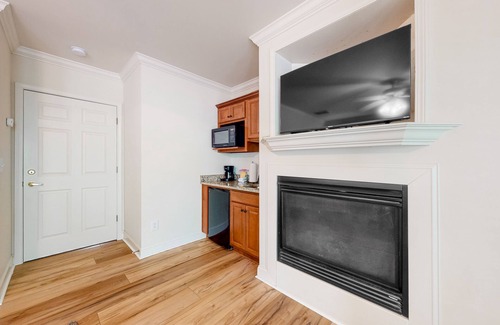 Helen Apartment | Riverfront studio with fireplace, porch & prime downtown Helen location