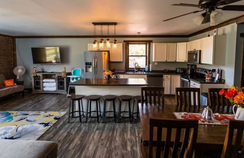 Ohiopyle House | Riverfront Trailside Hotel Minutes to Fallingwater 3Bdrm/2 Bath Suite
