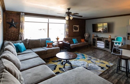 Ohiopyle House | Riverfront Trailside Hotel Minutes to Fallingwater 3Bdrm/2 Bath Suite