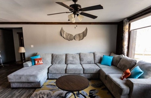 Ohiopyle House | Riverfront Trailside Hotel Minutes to Fallingwater 3Bdrm/2 Bath Suite