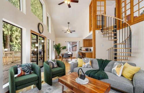 Granite Falls House | Riverfront w Cedar Hottub, Sauna, Movie Theatre