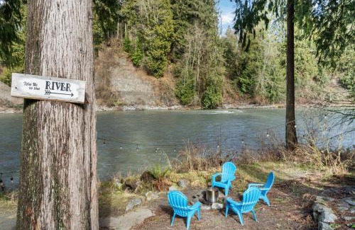 Granite Falls House | Riverfront w Cedar Hottub, Sauna, Movie Theatre