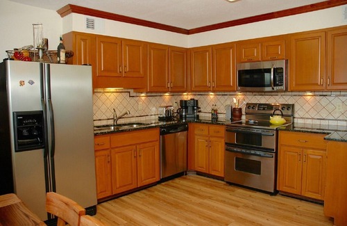 Oakview Heights House | Riverfront with boat dock, sleeps 8, walking distance to beach. 14 NIGHTS FREE !