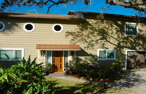 Oakview Heights House | Riverfront with boat dock, sleeps 8, walking distance to beach. 14 NIGHTS FREE !