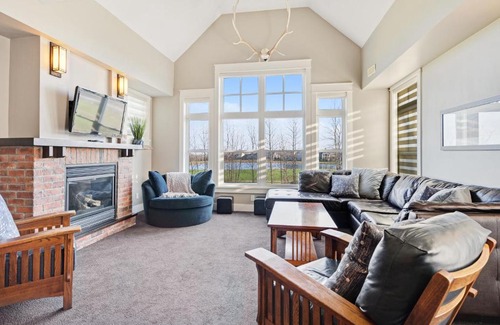 The Blue Mountains Hotel | Rivergrass 201