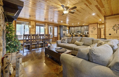 Broken Bow Cabin | Riverhill Lodge - Playset, Pool Table, Arcade, Hot Tub, Close to Town/Lake