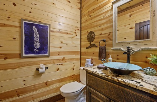 Broken Bow Cabin | Riverhill Lodge - Playset, Pool Table, Arcade, Hot Tub, Close to Town/Lake