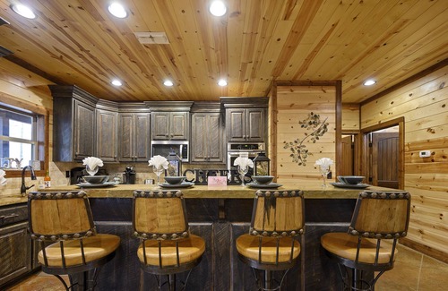 Broken Bow Cabin | Riverhill Lodge - Playset, Pool Table, Arcade, Hot Tub, Close to Town/Lake