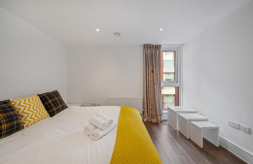 Surrey Docks Apartment | Riverside 1BR with Easy Transport 20min to City Centre