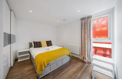 Surrey Docks Apartment | Riverside 1BR with Easy Transport 20min to City Centre