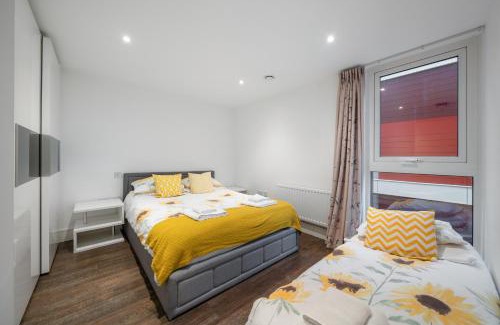 Surrey Docks Apartment | Riverside 1BR with Easy Transport 20min to City Centre