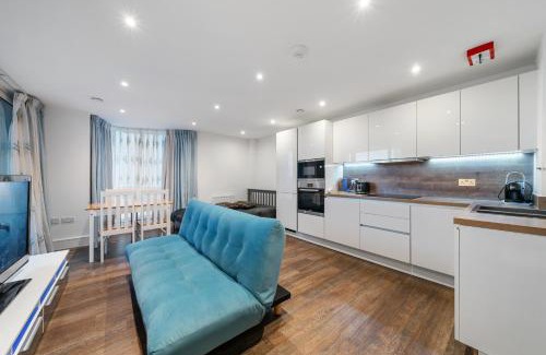 Surrey Docks Apartment | Riverside 1BR with Easy Transport 20min to City Centre