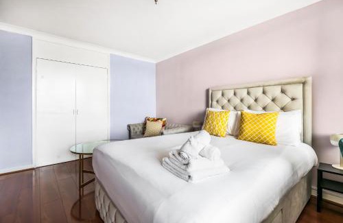 Surrey Docks Apartment | Riverside 3BR with Easy Transport 20mins to City Centre