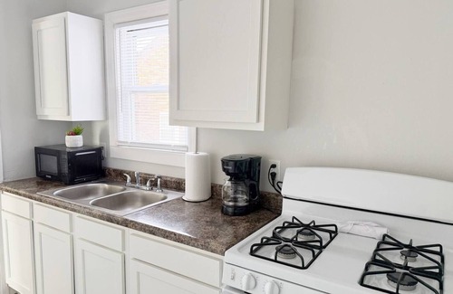 Evansville Apartment | Riverside A2 - QUEEN 2BD/1BA Apt near River