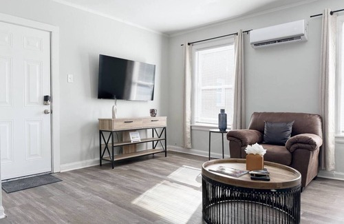 Evansville Apartment | Riverside A2 - QUEEN 2BD/1BA Apt near River