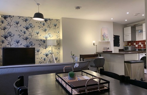 Richmond-upon-Thames Apartment | Riverside apartment near Hampton Court Palace