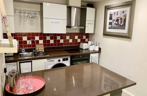 Richmond-upon-Thames Apartment | Riverside apartment near Hampton Court Palace