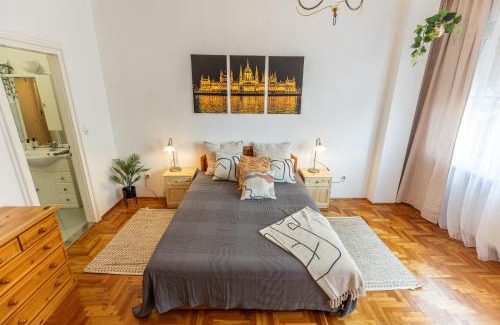 Belso-Ferencvaros Apartment | Riverside Balcony Apartment with view to Danube
