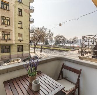 Belso-Ferencvaros Apartment | Riverside Balcony Apartment with view to Danube