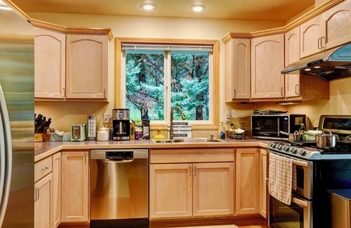 Riverbend House | Riverside Bliss: Cozy Beds, Fireplace & Gbit WiFi