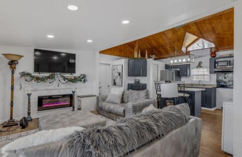 Lottie House | Riverside Bliss: Your Whiskey Bay Getaway
