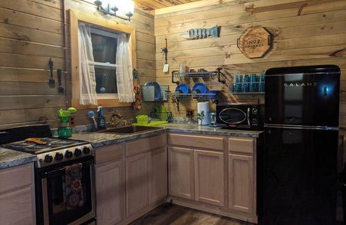 Pittsburg Cabin | Riverside Blue~Charming clean cabin on Rockcastle River! Pretty + forest themed!