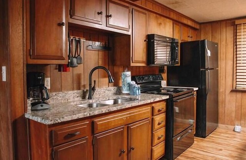 Pittman Center Cabin | Riverside Cabin minutes to Downtown Gatlinburg