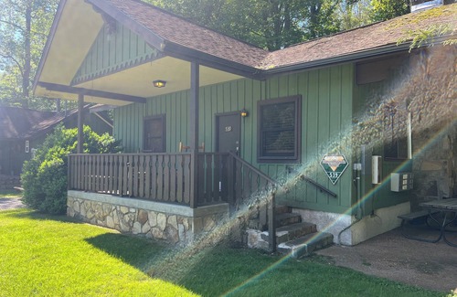 Pittman Center Cabin | Riverside Cabin minutes to Downtown Gatlinburg