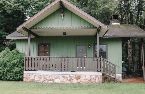 Pittman Center Cabin | Riverside Cabin minutes to Downtown Gatlinburg