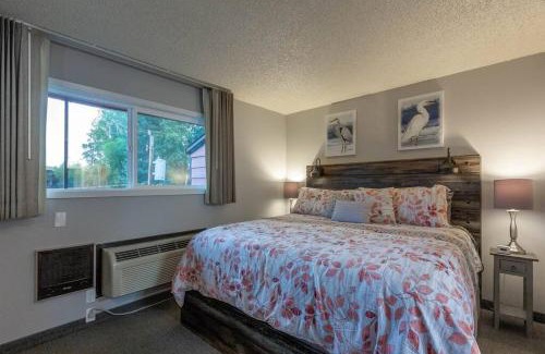 Bend House | Riverside Condo located Downtown Enjoy Nightlife