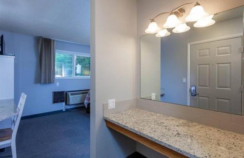 Bend House | Riverside Condo located Downtown Enjoy Nightlife