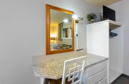 Bend House | Riverside Condo located Downtown Enjoy Nightlife