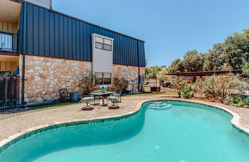 New Braunfels Condo | Riverside condo with pool and river access, washer/dryer, AC - snowbirds OK
