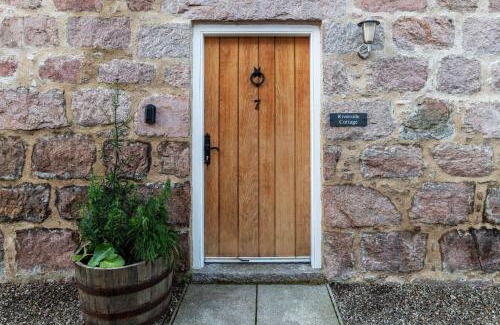 Ballater House | Riverside Cottage with wood fired hot tub in Cairngorms