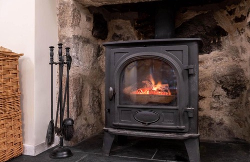 Ballater House | Riverside Cottage with wood fired hot tub in Cairngorms