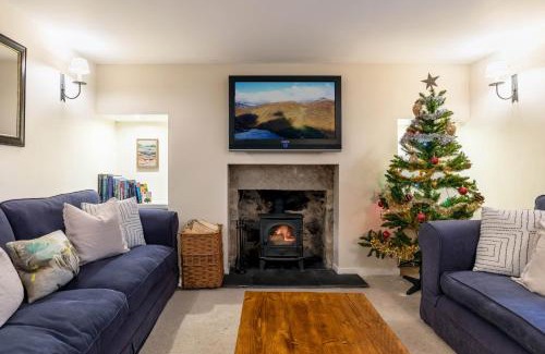 Ballater House | Riverside Cottage with wood fired hot tub in Cairngorms