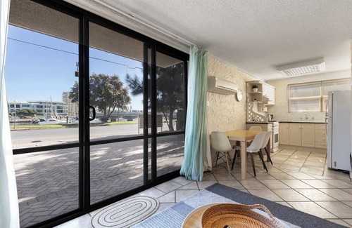 Glenelg North Apartment | Riverside Courtyard Glenelg North | Pets Welcome