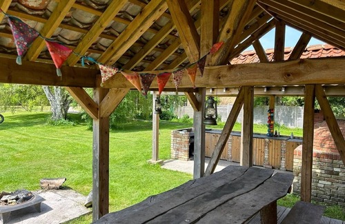 St. Mary's Cabin | Riverside Guesthouse Peaceful Hideaway near London