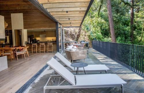 Valle de Bravo House | Riverside Haven Elegant House with Serene Forest