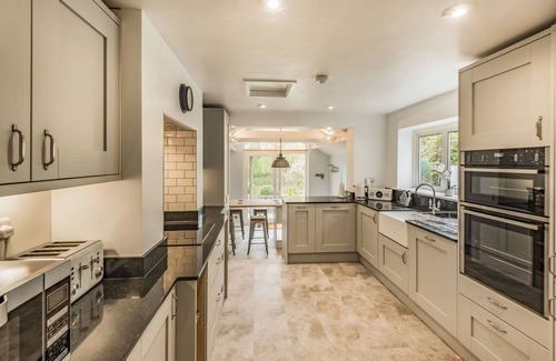New Forest District Cottage | RIVERSIDE HOUSE, pet friendly, with open fire in Fordingbridge
