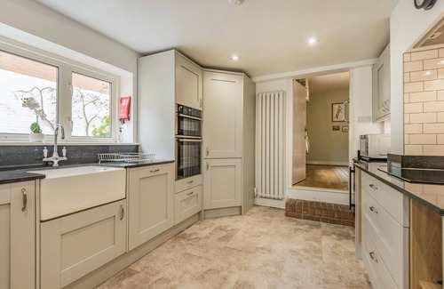 New Forest District Cottage | RIVERSIDE HOUSE, pet friendly, with open fire in Fordingbridge