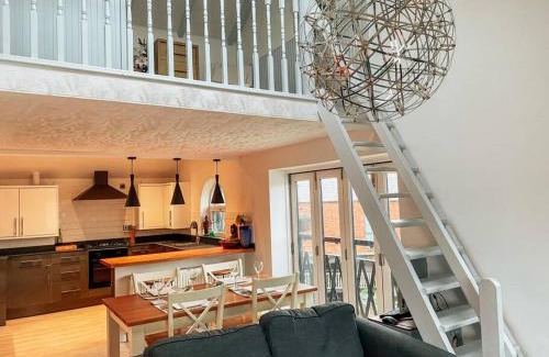 Newport Apartment | Riverside loft apartment