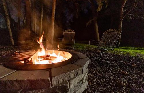 Rileyville House | Riverside Log Cabin w Hot Tub Fire Pit Huge Deck