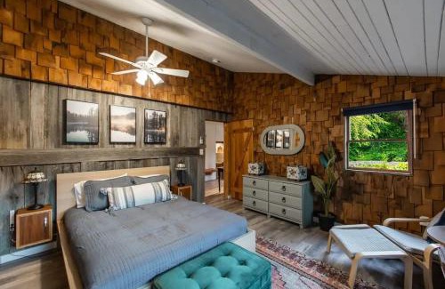 Rileyville House | Riverside Log Cabin w Hot Tub Fire Pit Huge Deck