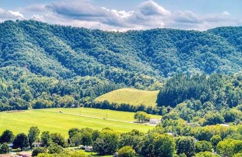 Sevierville House | Riverside Mountain Retreat, Hot Tub, Game Room, 1089 FREE tickets each paid day, Dollywood and More