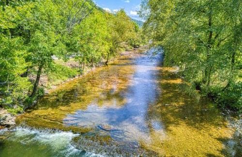 Sevierville House | Riverside Mountain Retreat, Hot Tub, Game Room, 1089 FREE tickets each paid day, Dollywood and More