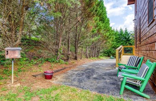Sevierville House | Riverside Mountain Retreat, Hot Tub, Game Room, 1089 FREE tickets each paid day, Dollywood and More