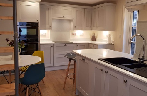 New Forest District Cottage | Riverside Pied a Terre, in Town, Two Acre Garden